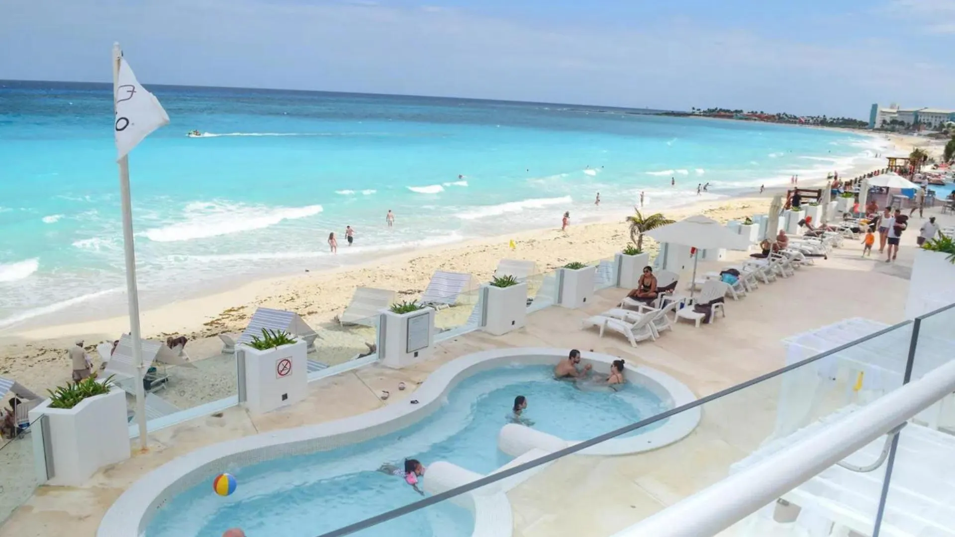 Oceanfront Studio, Magnificent Views Cancun Apartment
