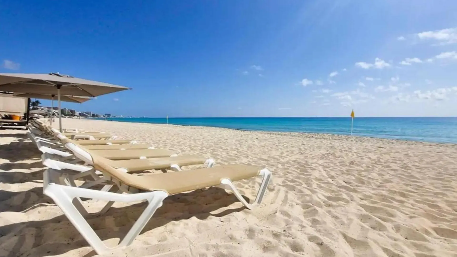Oceanfront Studio, Magnificent Views Cancun Apartment